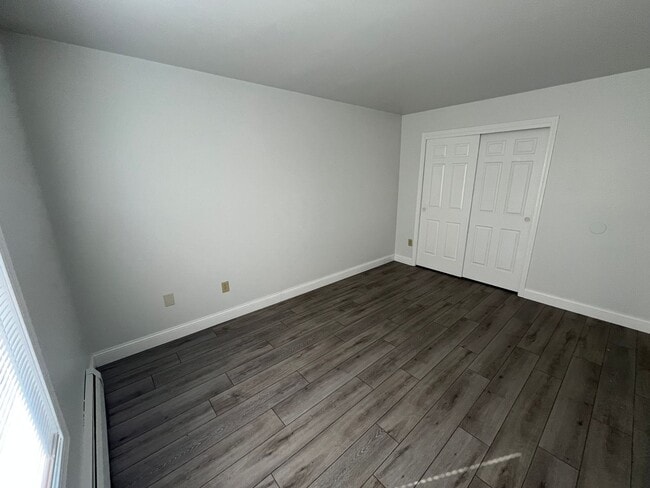Building Photo - 2BD/1BA Second Floor Unit