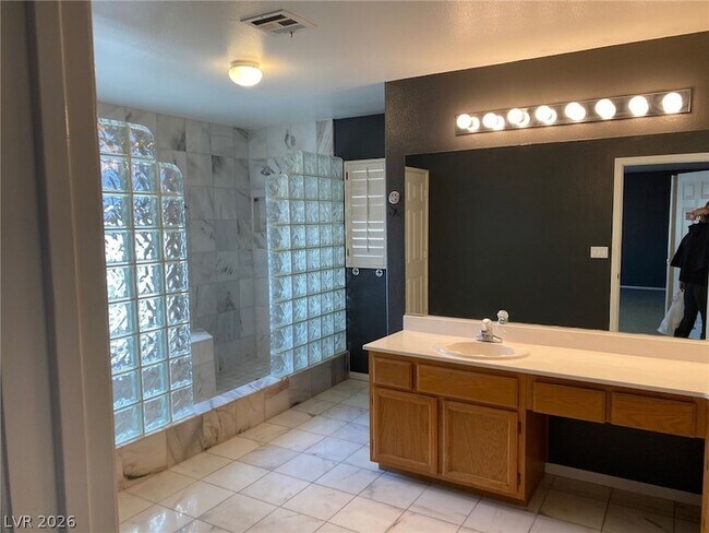 Building Photo - 2817 Via Avanti St