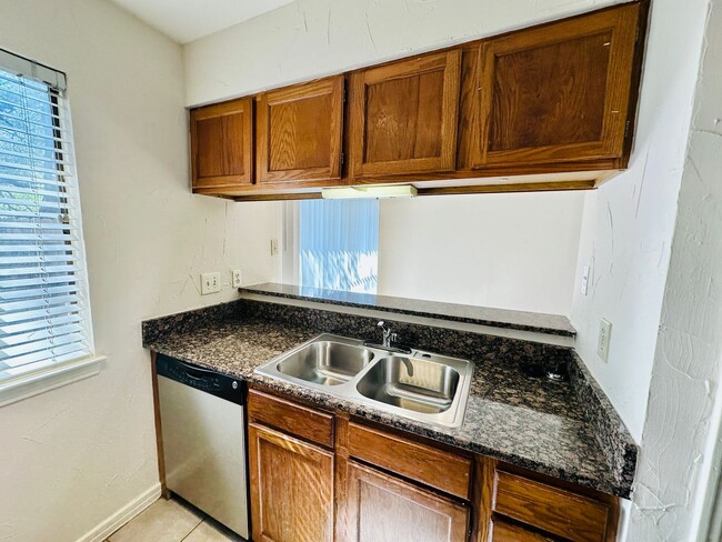 Building Photo - Ground Floor 1BR Condo with Private Yard i...