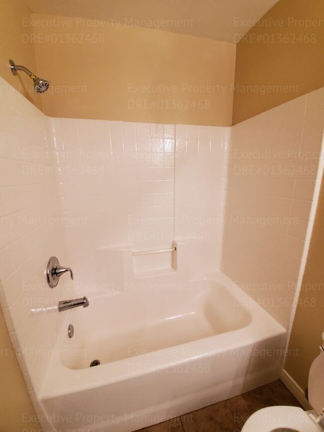 Building Photo - Spacious 4 bedroom 2 bathroom home