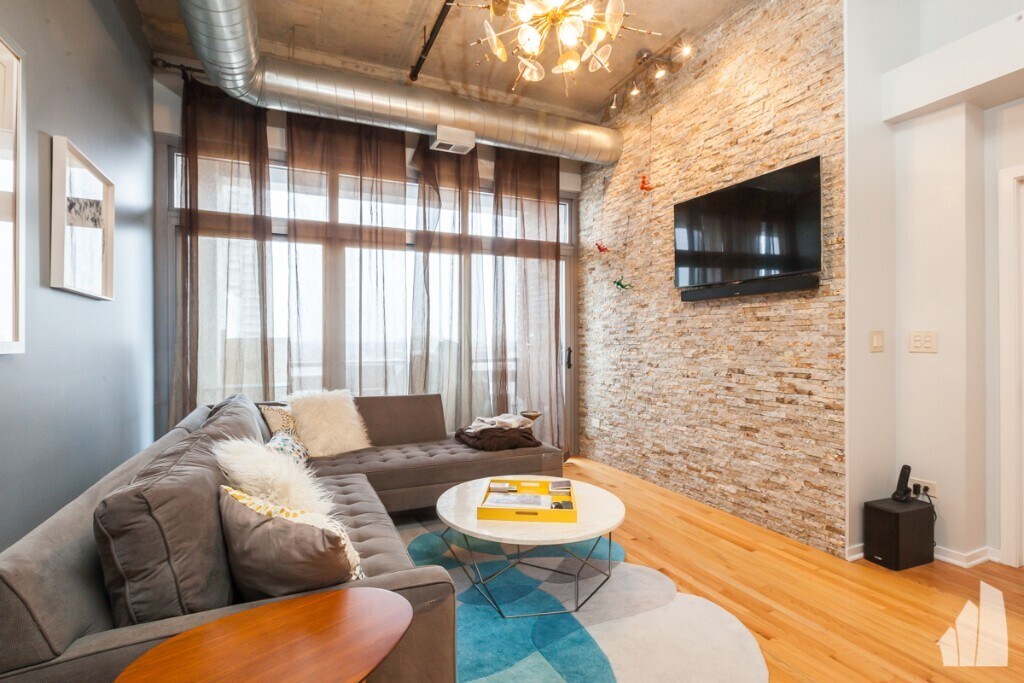 Building Photo - 933 W Van Buren St