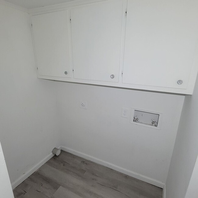 Building Photo - 2 Bed, 1.5 Bath-Residential/Commercial