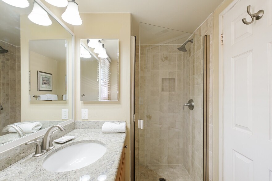 Building Photo - 734 Jersey Ct