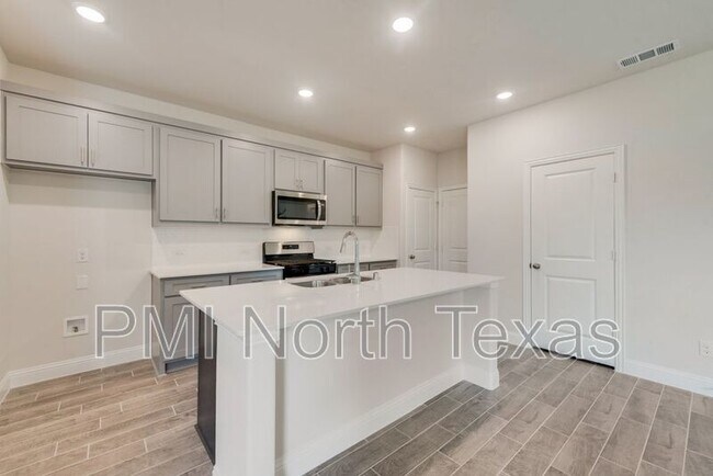 Building Photo - 717 Amenduni Ln