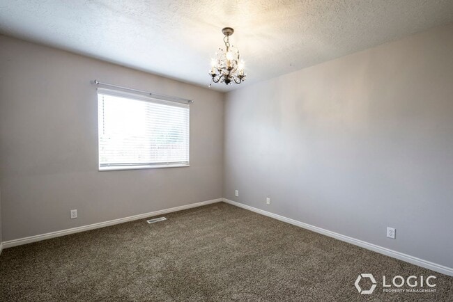 Building Photo - Beautiful Home in Orem!
