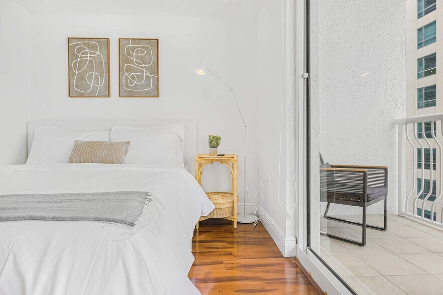 Building Photo - 1 SE 12th St