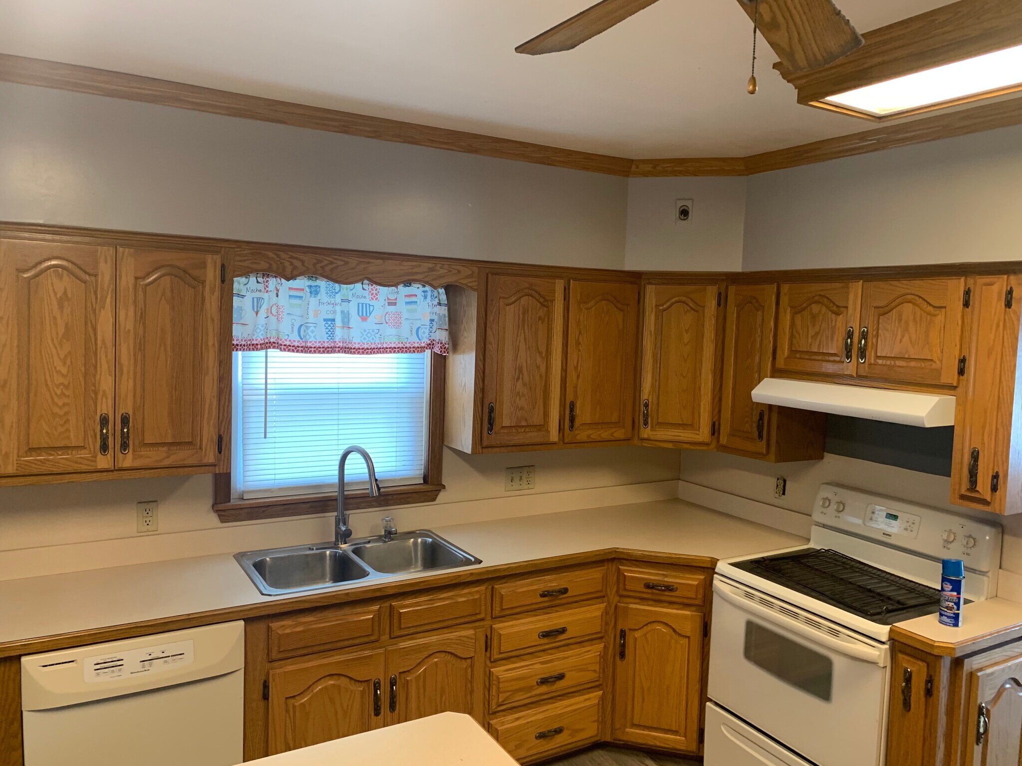 Building Photo - 256 E 5th St