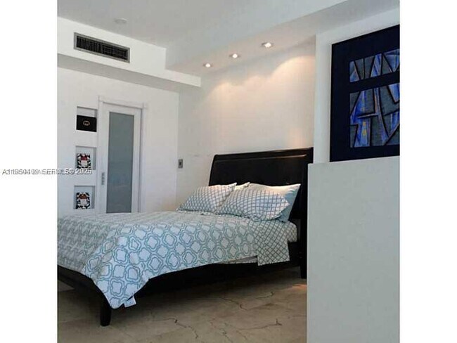 Building Photo - 690 SW 1st Ct