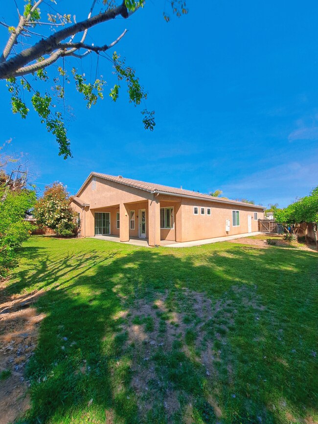 Building Photo - Move-in Special: Half Off the 1st Month's Rent – Charming 4 Bedroom House To Call Home!