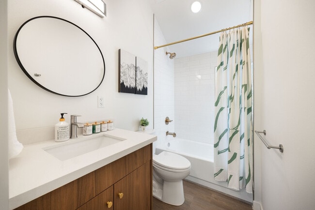 Building Photo - 11520 Roosevelt Way NE