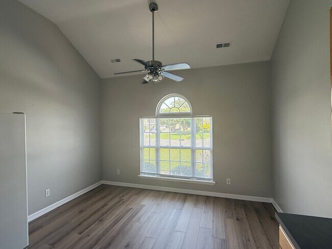 Building Photo - WOODBRIDGE POINTE