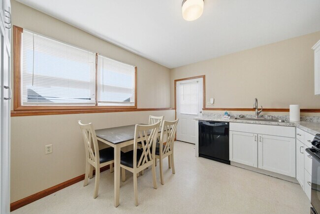 Building Photo - 1212 Johnston Dr