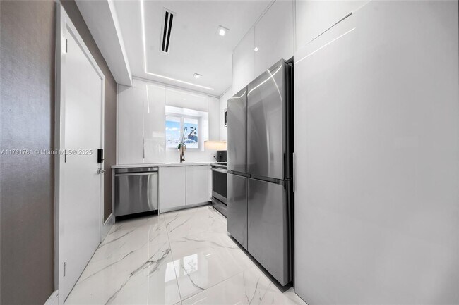Building Photo - 10190 Collins Ave