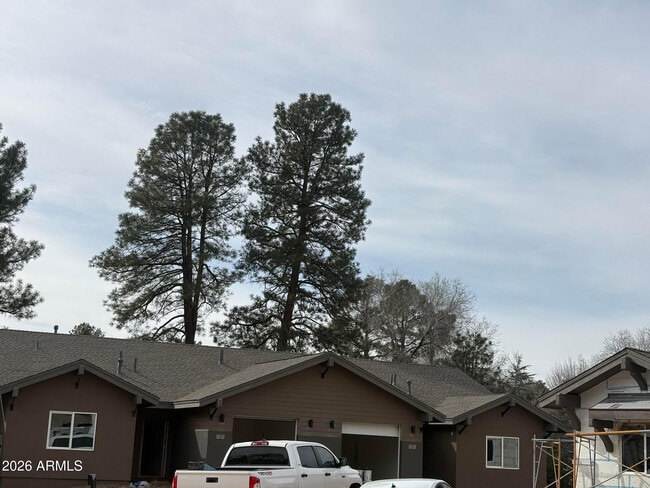 Building Photo - 561 Sally Ln