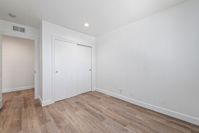 Building Photo - Upstairs 2 bedroom 1 bathroom Condo!