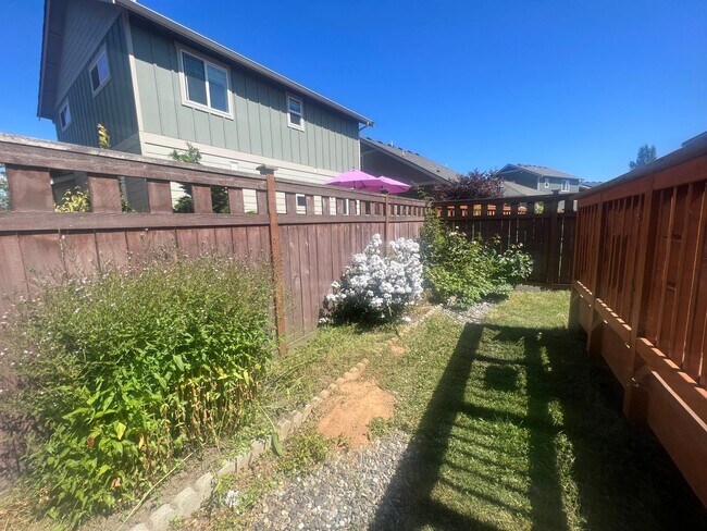 Building Photo - 3 Bed, 2.5 Bath with Garage and Fully Fenced Back Yard