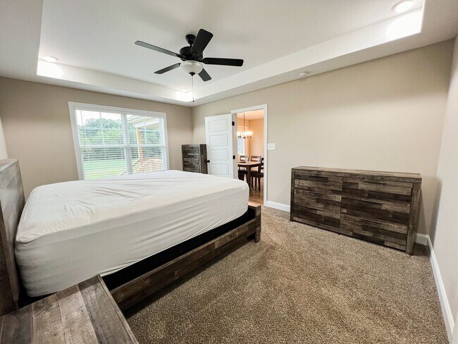 Building Photo - Move-In Specials Available! Beautiful Sing...