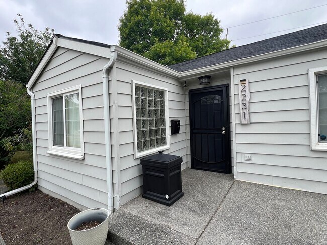 Building Photo - Cozy 2 Bedroom Home