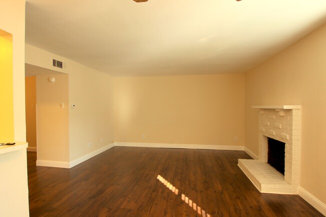 Spacious living room w/fireplace - 5881 Preston View Blvd