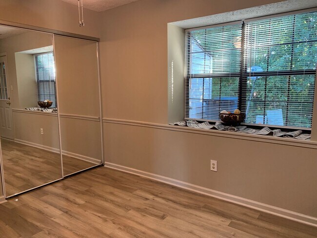 Building Photo - 2 Bedroom Townhouse off Greenview Drive