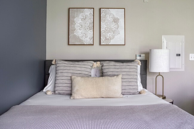 Building Photo - 10333 Main St