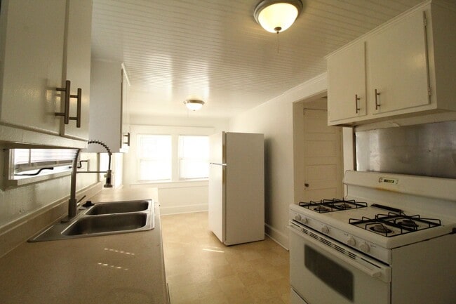 Building Photo - 2 Bedroom 1 Bath Home In Westport