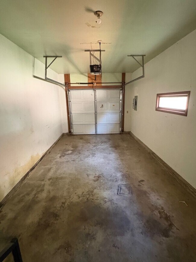 Building Photo - 2048 S Fairway Ave