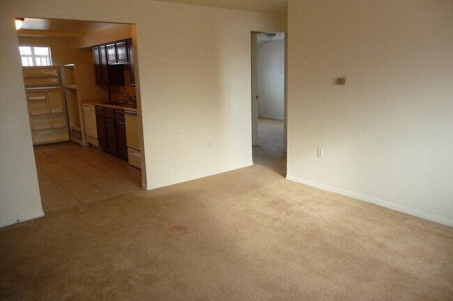 Building Photo - Now Leasing: Updated 2BR in Golden 4-Plex ...