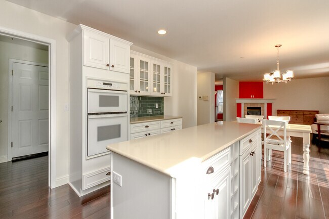 Building Photo - 1566 Jensen Ave