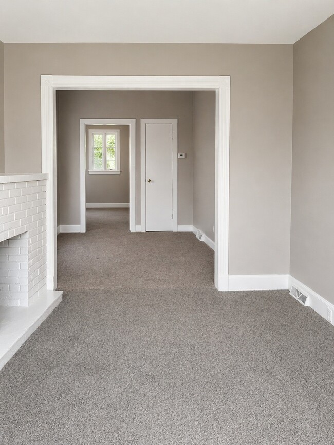 Building Photo - 8 Roosevelt Ave