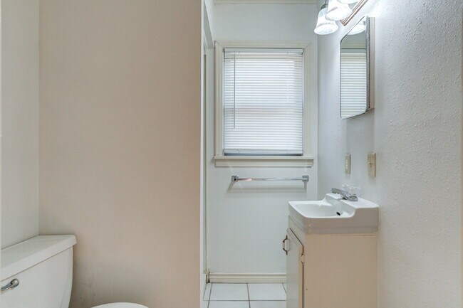 Building Photo - Pre-lease 2026! Corner lot house with Large bedrooms