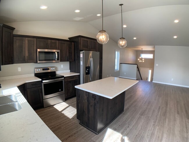 Building Photo - 4 Bed 2 Bath Single Family Home