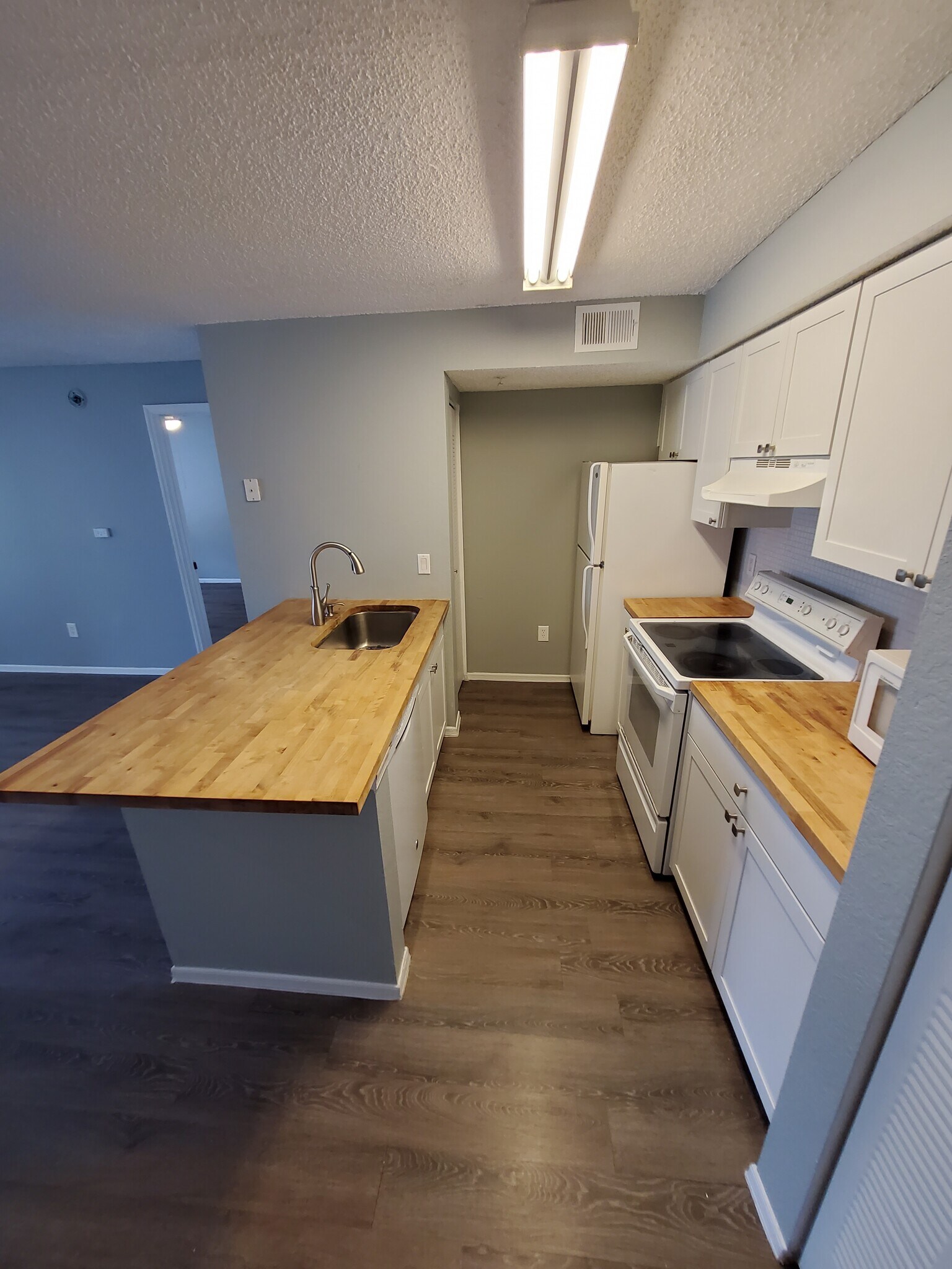 Building Photo - 4105 Tropical Isle Blvd