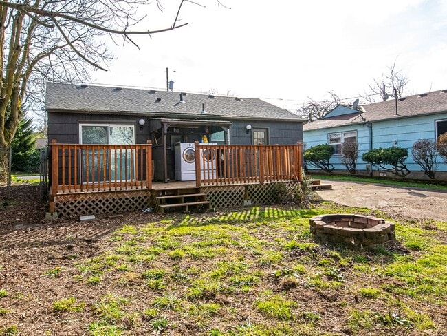 Building Photo - $500 off 1st month! Adorable 3-bdrm/1-bath in Kenton. Hardwoods, deck, W/D, huge fenced backyard,...