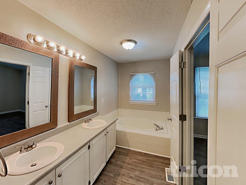 Building Photo - 3520 Lytham Pl