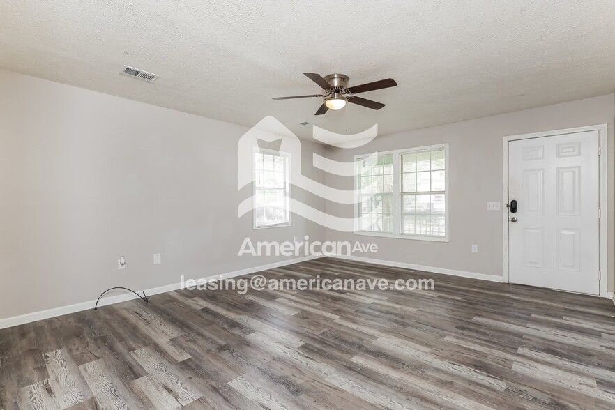 Building Photo - 175 E Bell St