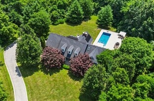 Building Photo - 233 Forest Ct