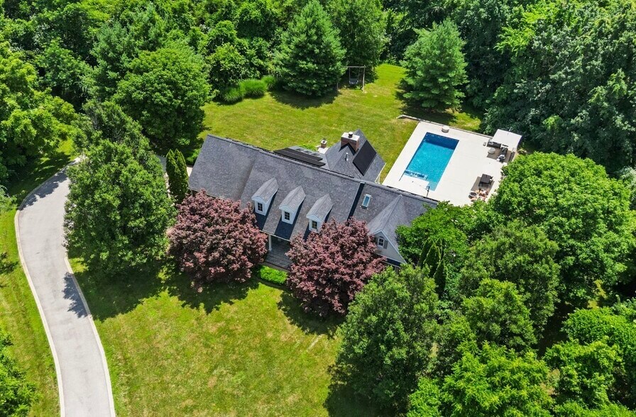 Primary Photo - 233 Forest Ct