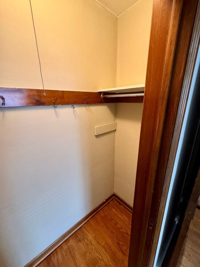 Building Photo - 2 Bedroom - Grandview Area