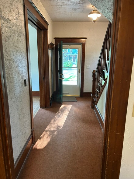 Building Photo - 624 5th St S