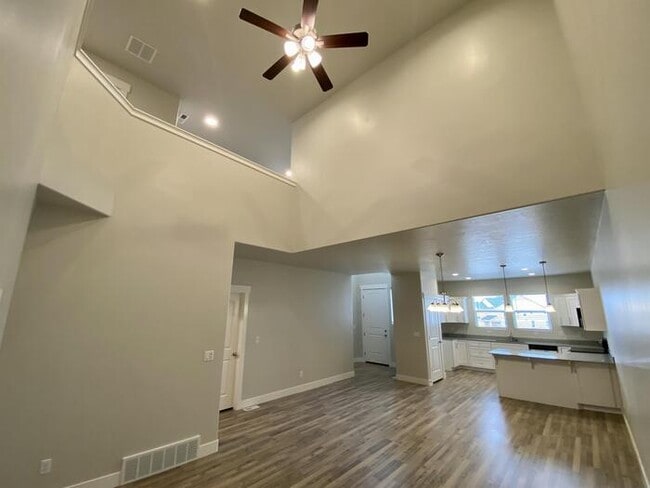 Building Photo - Herriman Townhome
