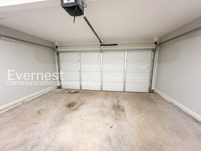 Building Photo - 3 Bed/2.5 Bath Home with Garage / Pet-Friendly / Coming Soon!