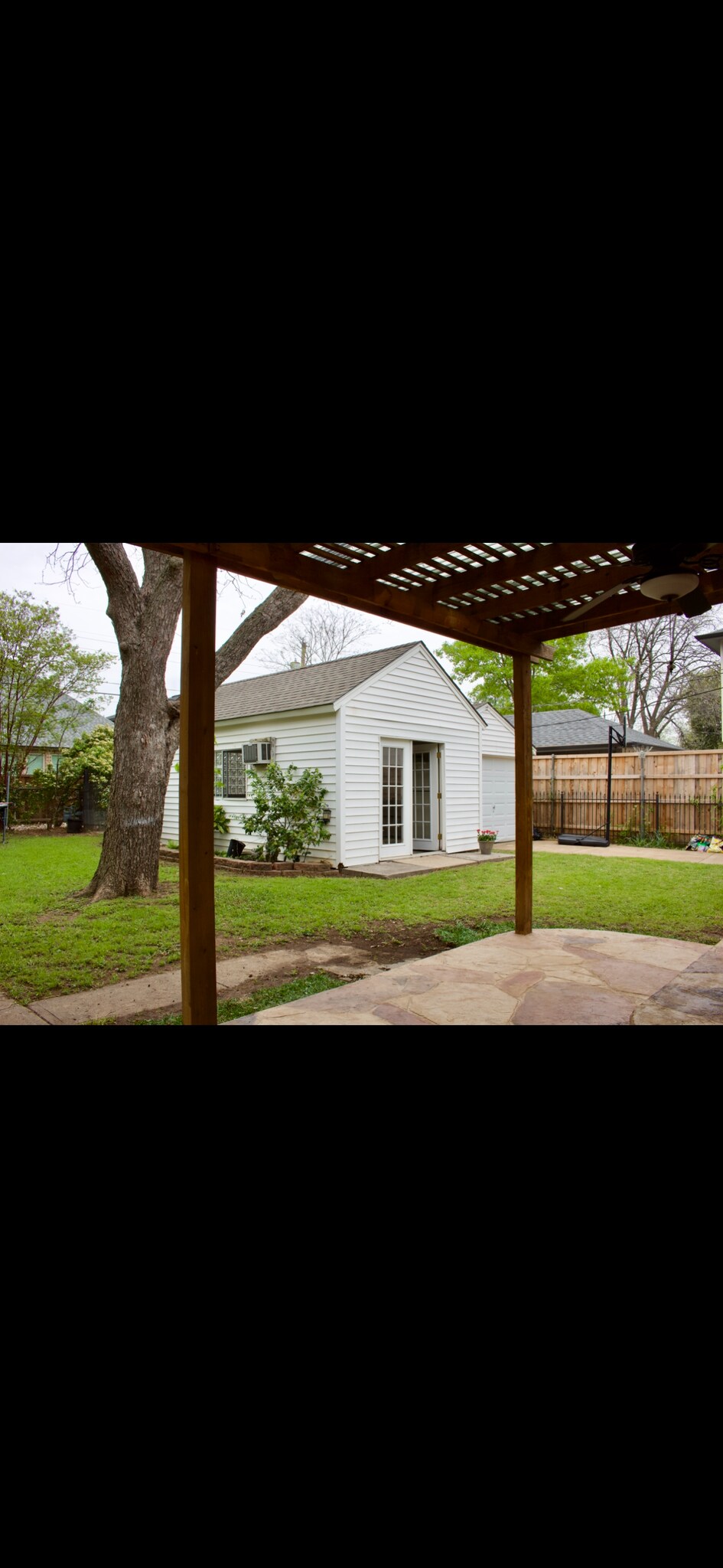 Building Photo - 9850 Gooding Dr