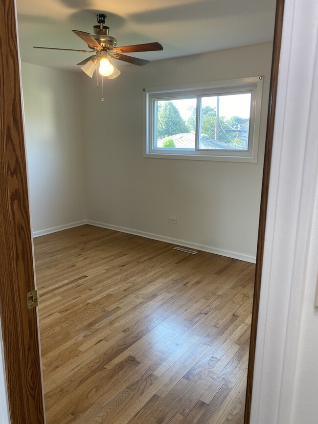 Building Photo - 10 E Schubert Ave