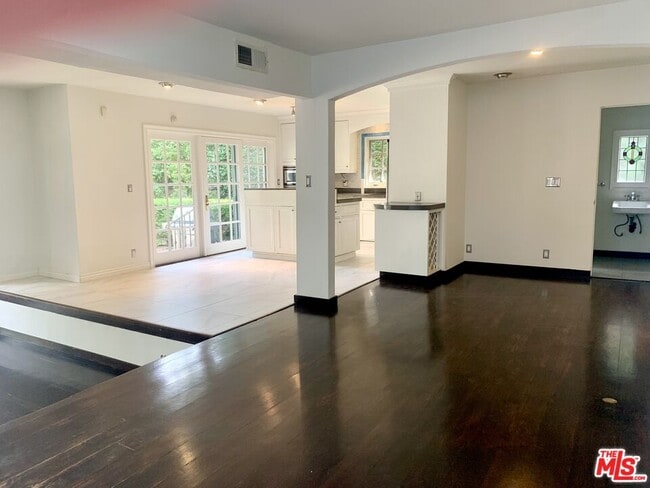 Building Photo - 10216 Cielo Dr