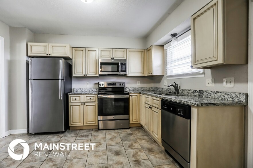 Building Photo - 406 E 164th Terrace