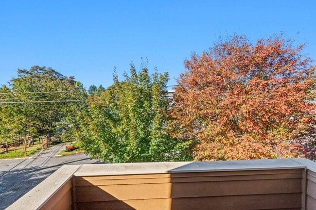 Building Photo - 2bd/1.5ba Seattle Townhouse