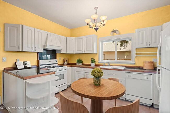 Building Photo - Charming Single Family Home in Rifle for Rent