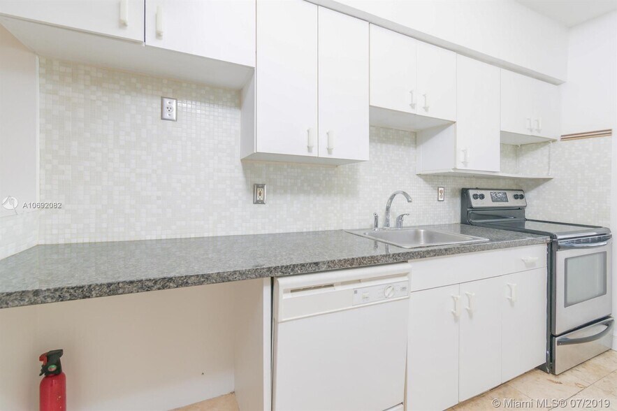 Building Photo - 915 8th St