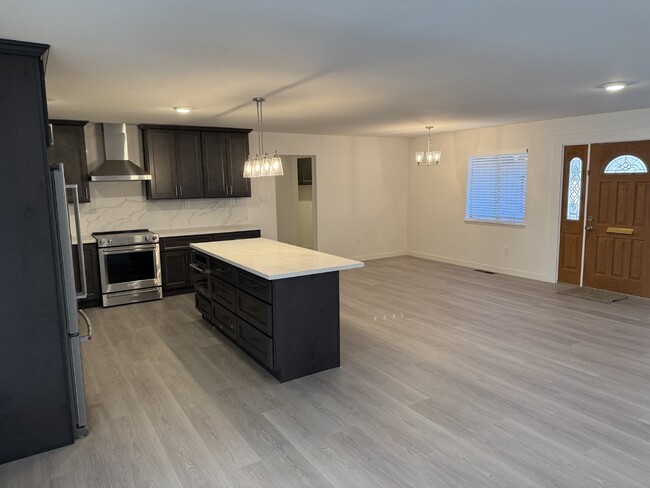 Building Photo - Like New 4 Bedroom, 2 Bathroom Duplex with...